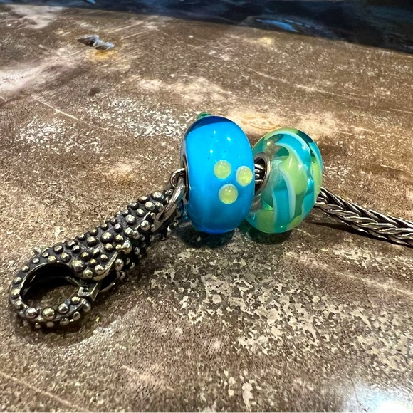 Authentic Trollbeads Set 2-Light Blue Braid & Turquoise Green Buds Murano Glass - Picture 5 of 9